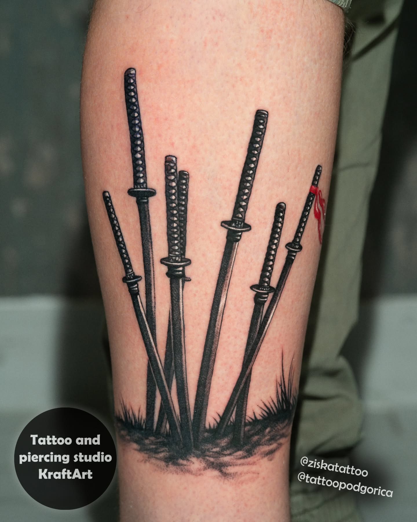 Blackwork tetovaža pet katana zabodenih u tlo, na listu noge