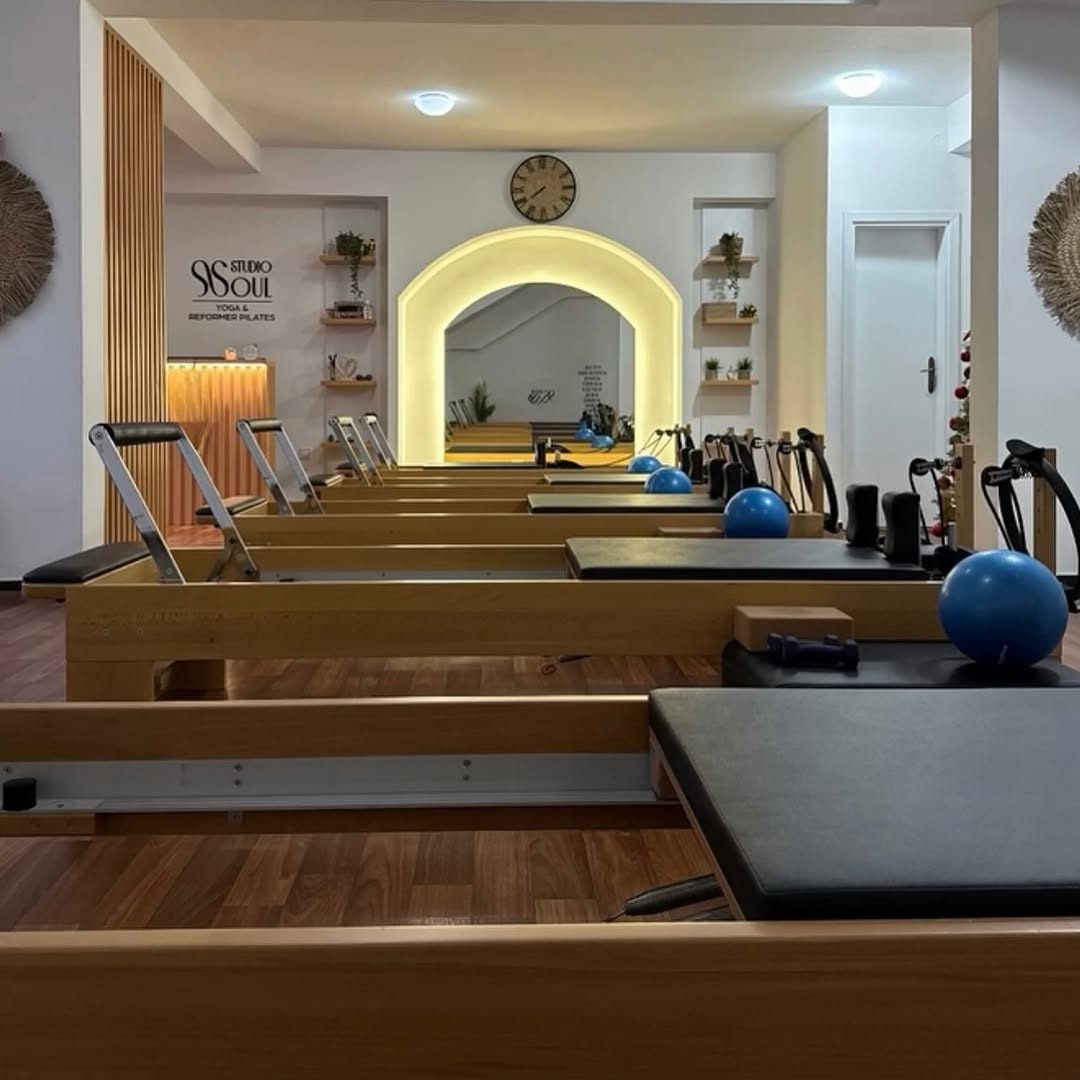 Niz reformera u sali Soul Studija, sa loptama i rekvizitima uz drveni pod